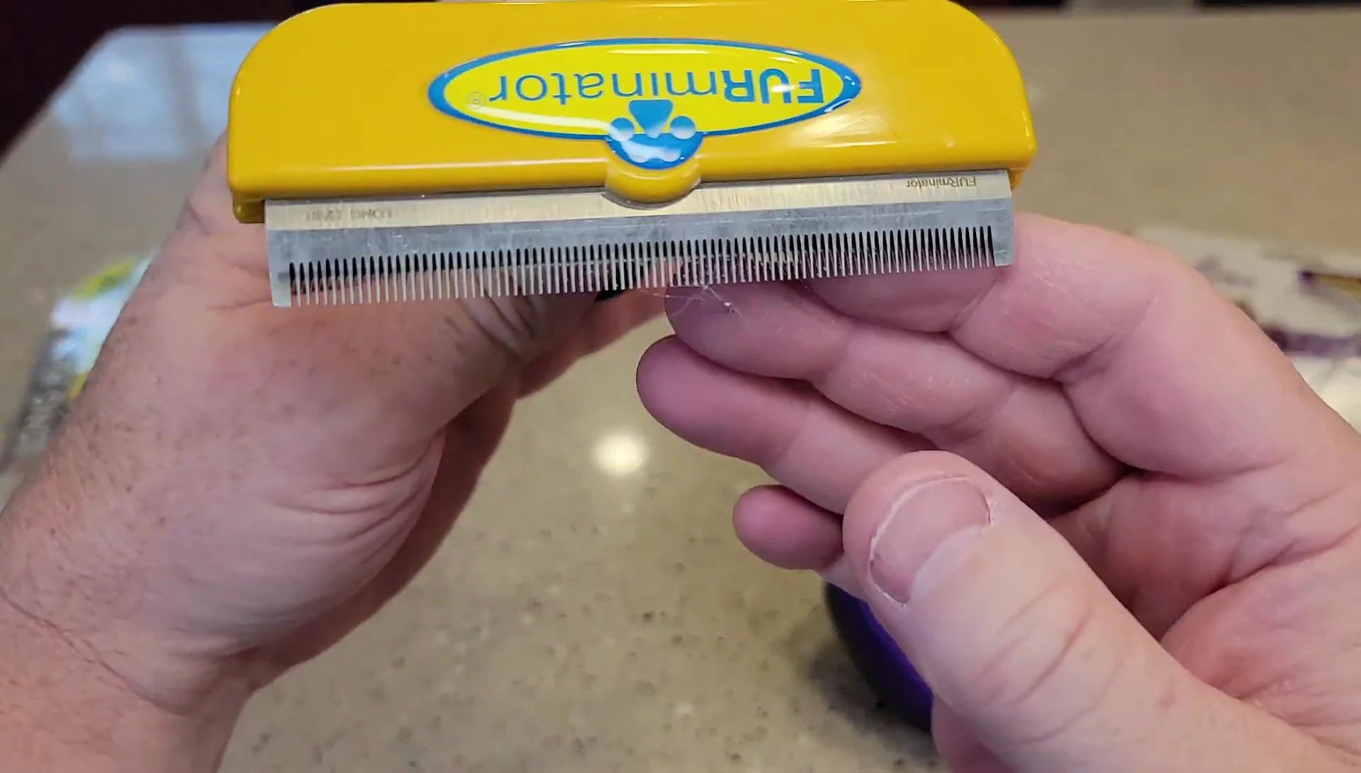 Close-up showcasing the Hertzko's rigid comb and hair ejector.