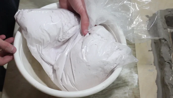 Optionally, create a second, larger clay barrier around the alginate mold (1 inch larger on all sides).