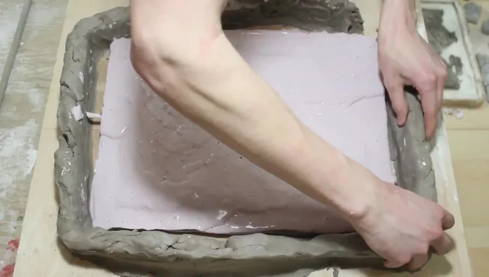 Optionally, create a second, larger clay barrier around the alginate mold (1 inch larger on all sides).