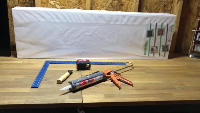 Measure and cut styrofoam to fit your aquarium's interior dimensions, subtracting a half-inch for a tight fit. Account for center braces if necessary by cutting the background into sections.