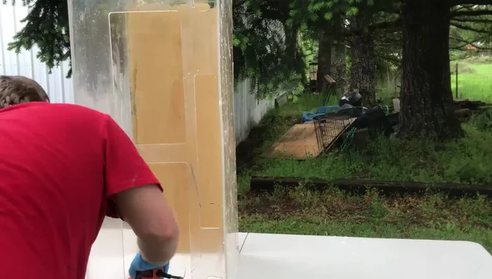 Rinse the aquarium thoroughly after sanding.