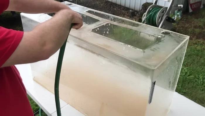 Rinse the aquarium thoroughly to remove dust and grime.