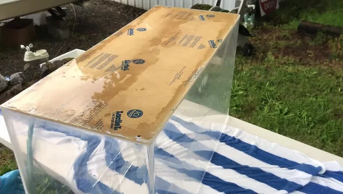 Dry the aquarium with microfiber cloths.