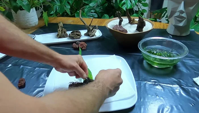 Tie the thread tightly and cut off the excess.