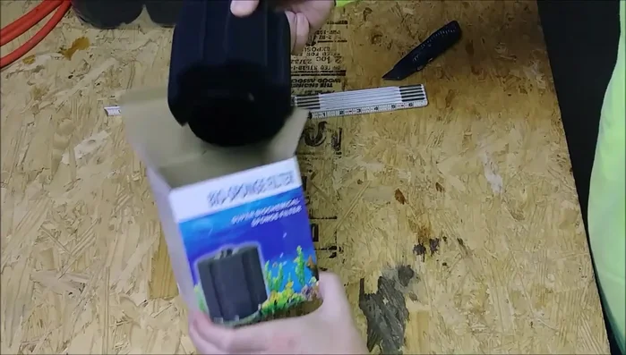 Overview of filter components: weighted base, filter sponge, diffuser, air intake tube.