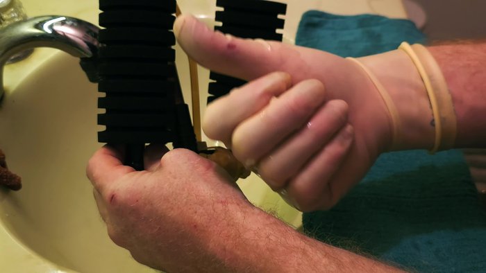 Remove the sponge filter from the aquarium and turn off the pump.