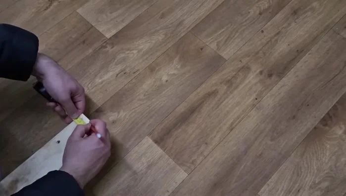 Mark a center line: Mark a central line on one side of the post to guide carpet placement.