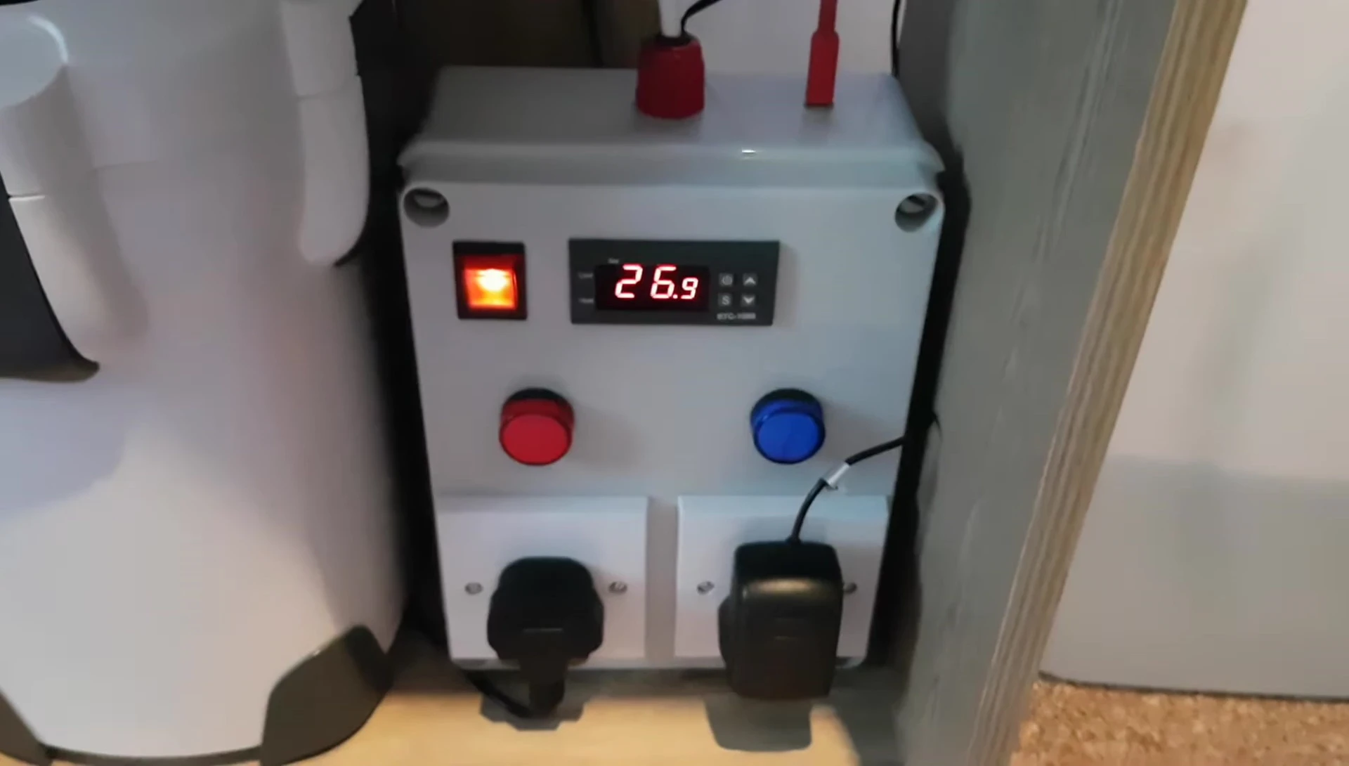 The custom-built temperature controller
