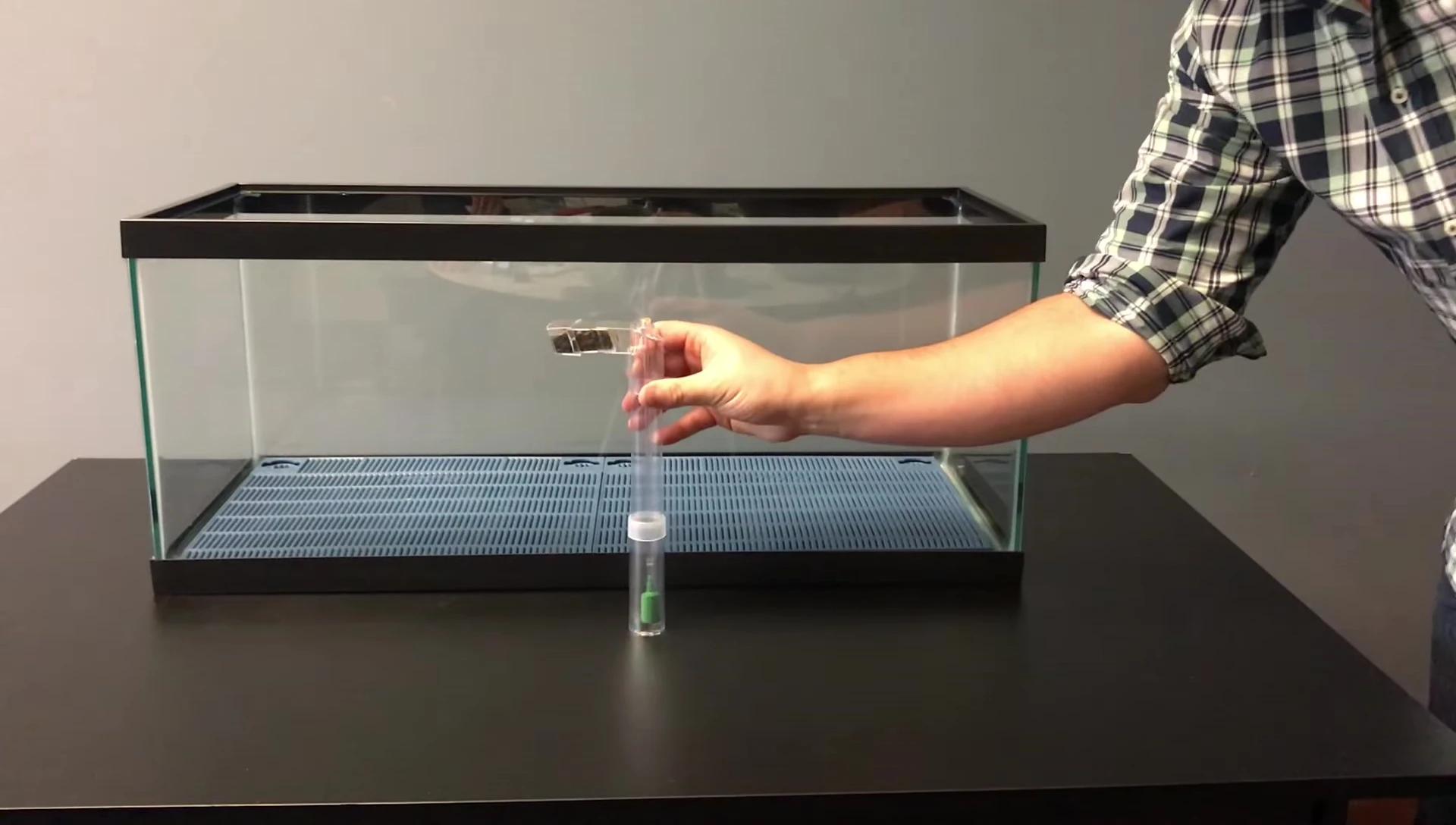 Inserting the lift tube into the filter plate