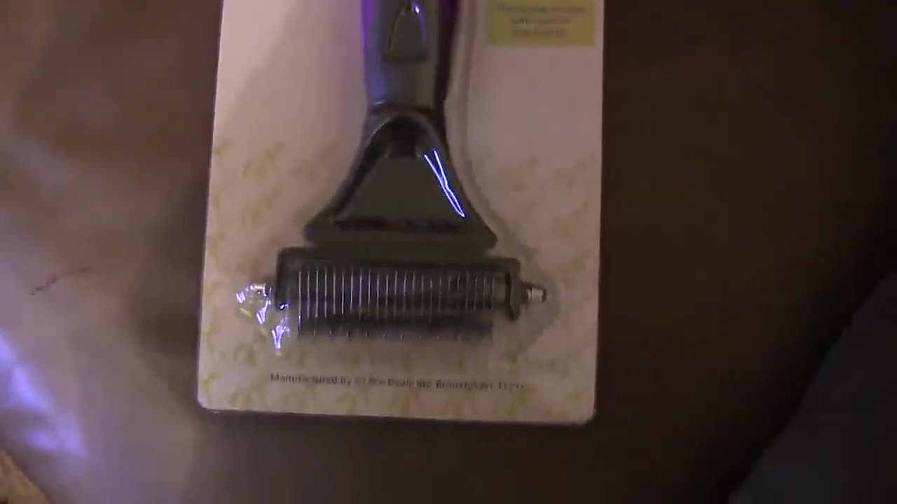 Image showcasing the stainless steel comb teeth, emphasizing their blunt, pet-safe design.