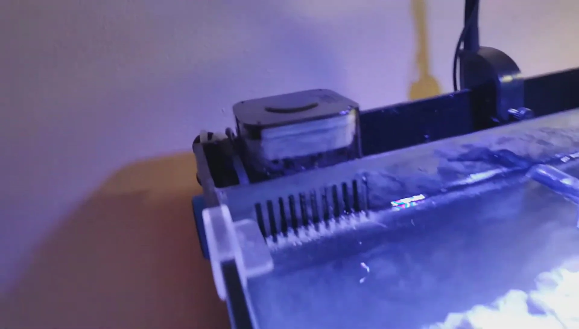 Overflow compartment with limited space for a skimmer