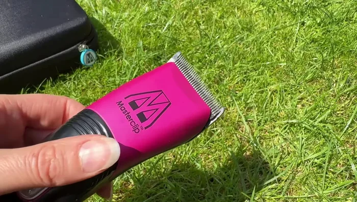 Clean the handset with a soft dry cloth, removing any excess clipper oil and hair. Replace the blade cover.