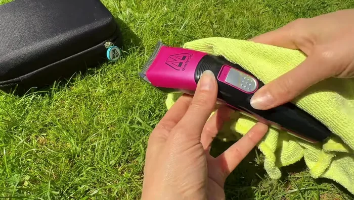 Clean the handset with a soft dry cloth, removing any excess clipper oil and hair. Replace the blade cover.