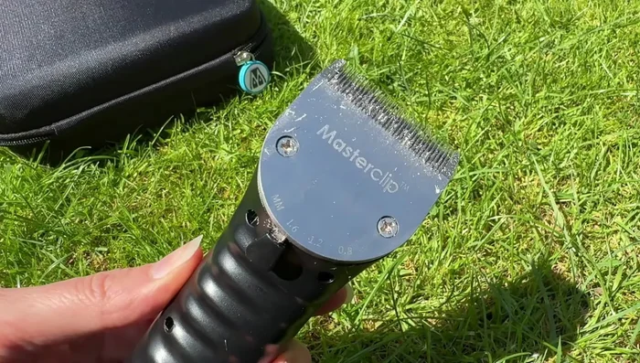 Use the brush to clean the front and back of the blade. Gently move the cutter to clean hair away from the cutting surface. Clean the narrow spaces between the teeth on the other side of the blade.