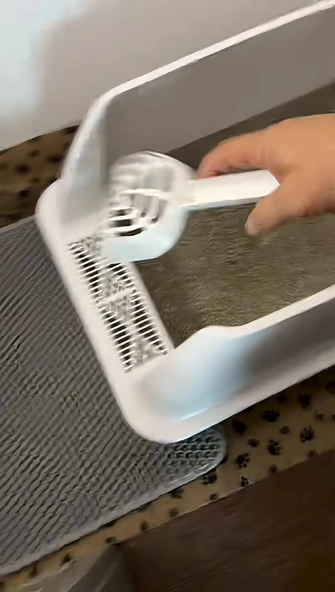 Close up of the litter 'shoot' feature