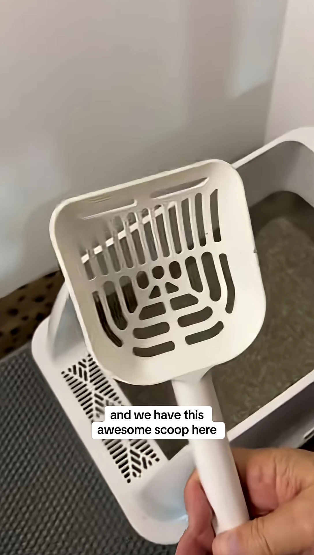 The sturdy scoop included with the litter box