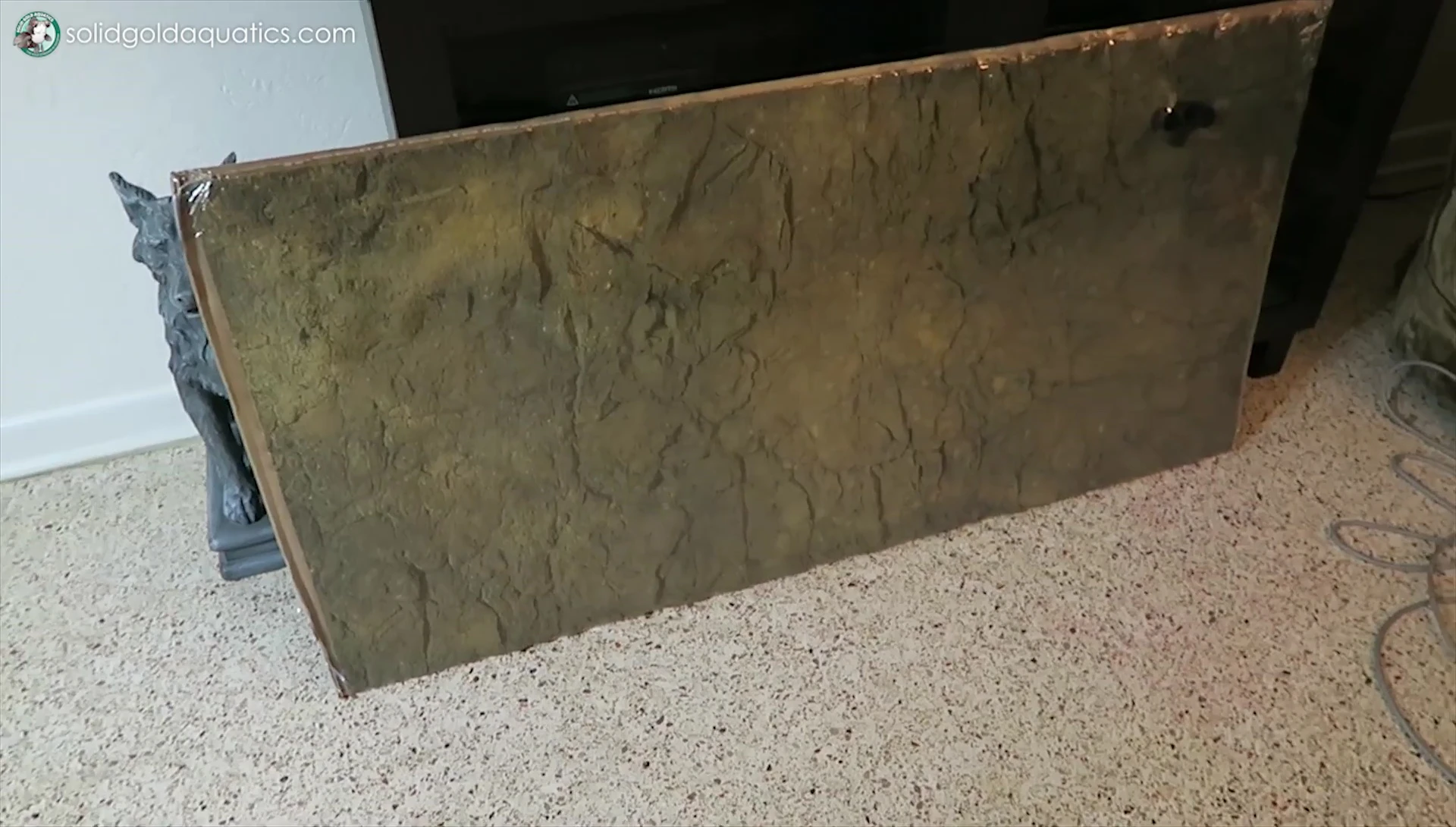 Close-up of the flexible rock background and clips.