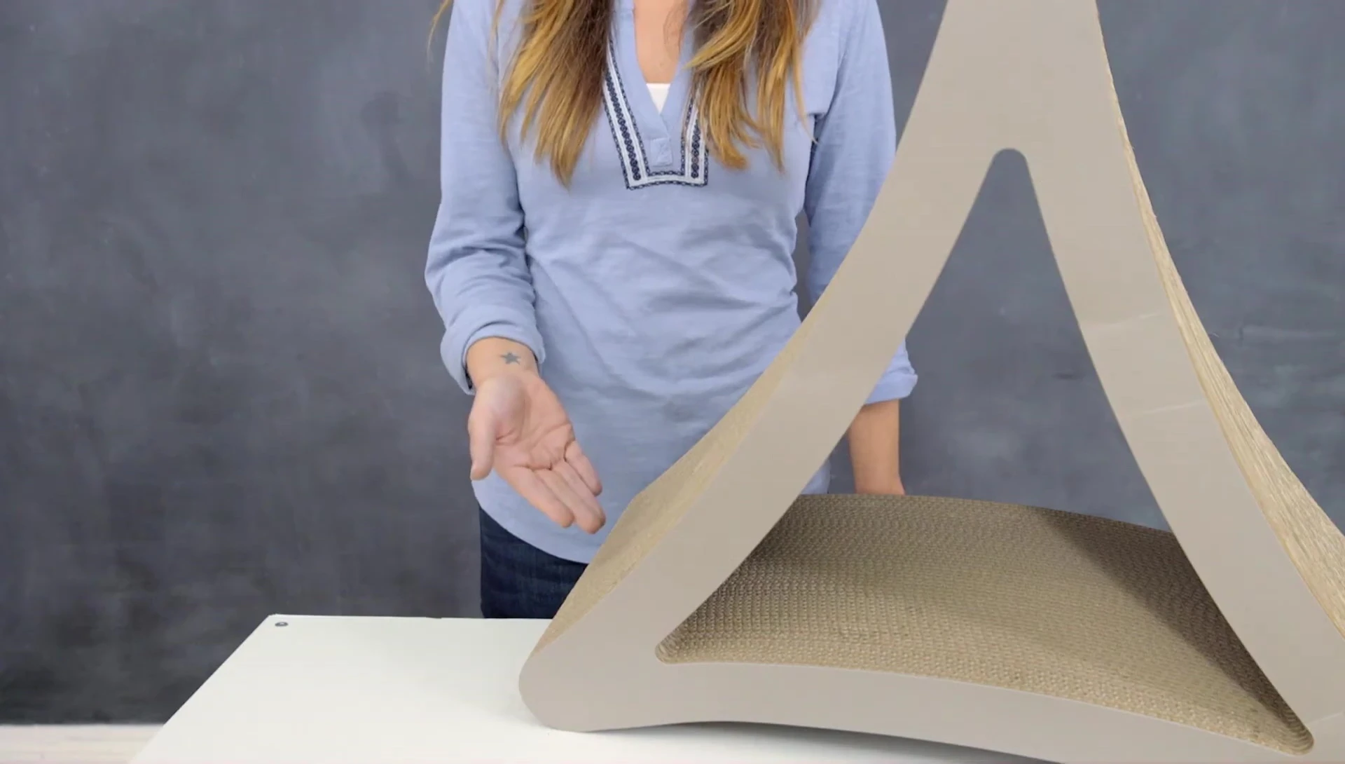 Three-sided vertical cat scratcher