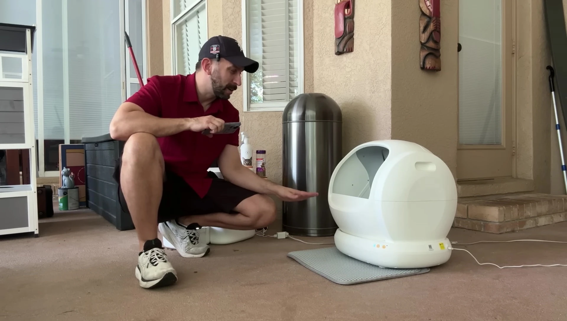 Litter box demonstrating the automatic cleaning process