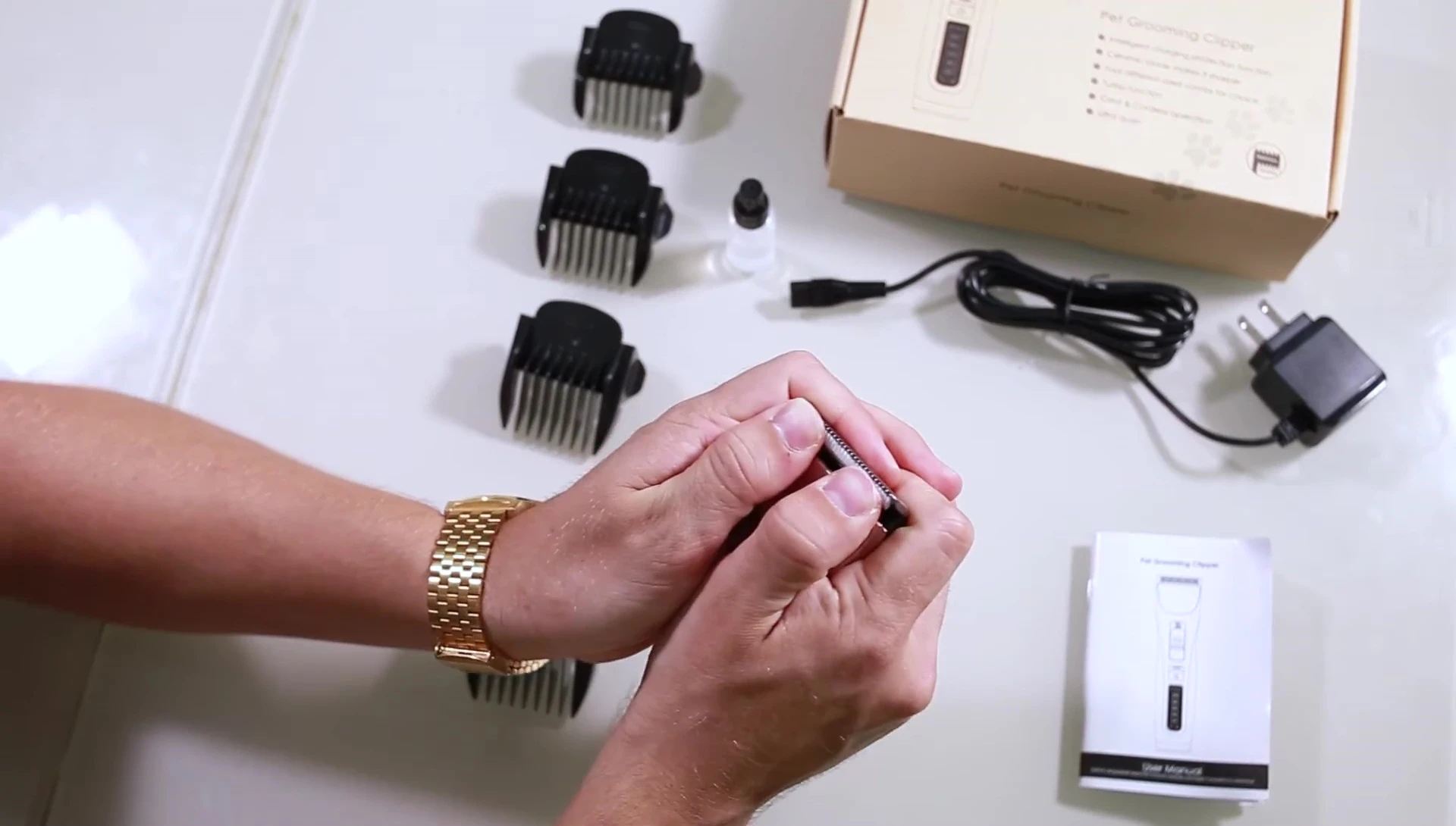 Clipper head attachment mechanism.