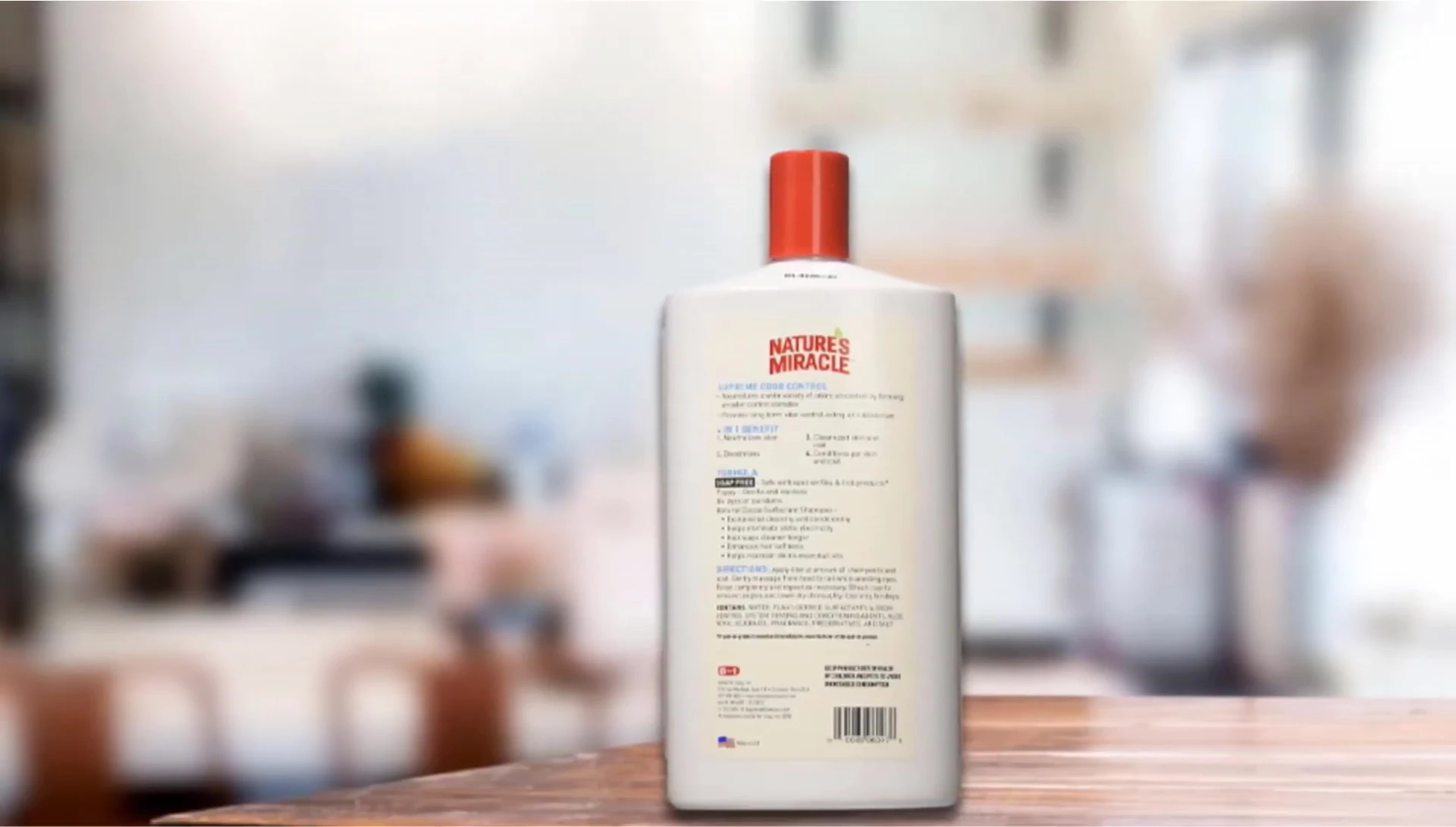 Image highlighting the shampoo's odor-neutralizing properties