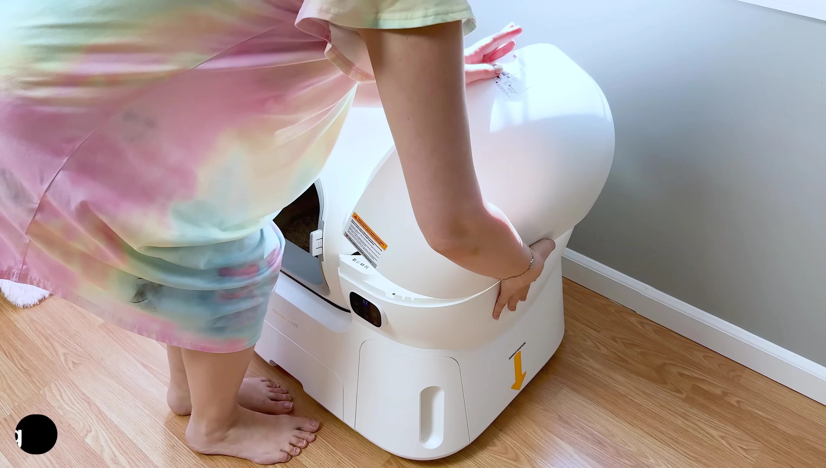 Image showing the 4.5-liter refill compartment and 8-liter litter surface.