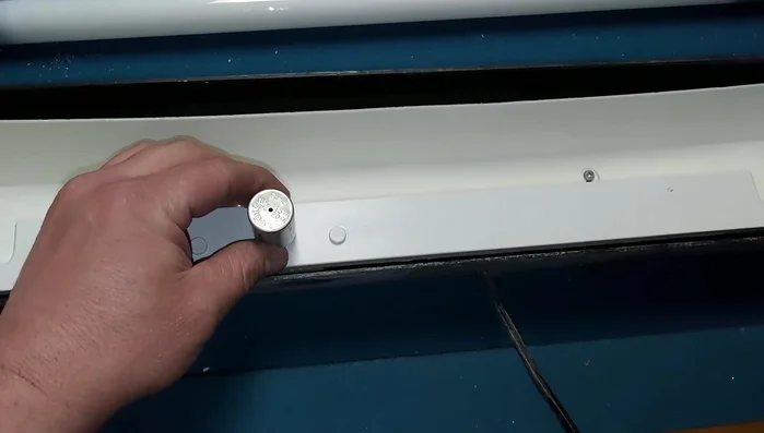 Check the starter. Locate the starter on the light fixture (if present). If it's bad, replace it.