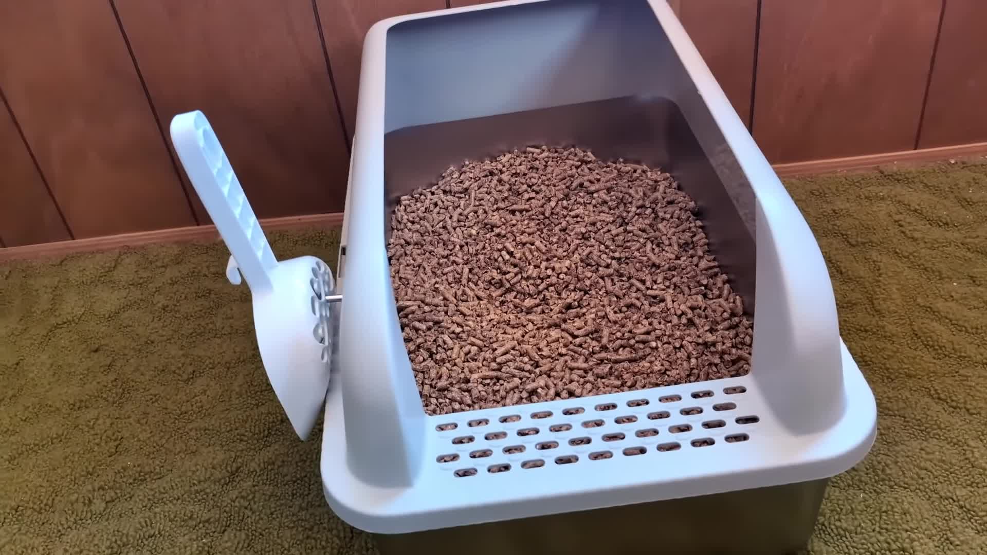 Overall view of the assembled litter box.