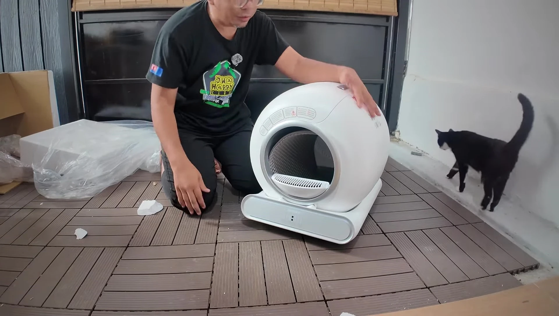 The Aurora Automatic Cat Litter Box showing the main features.