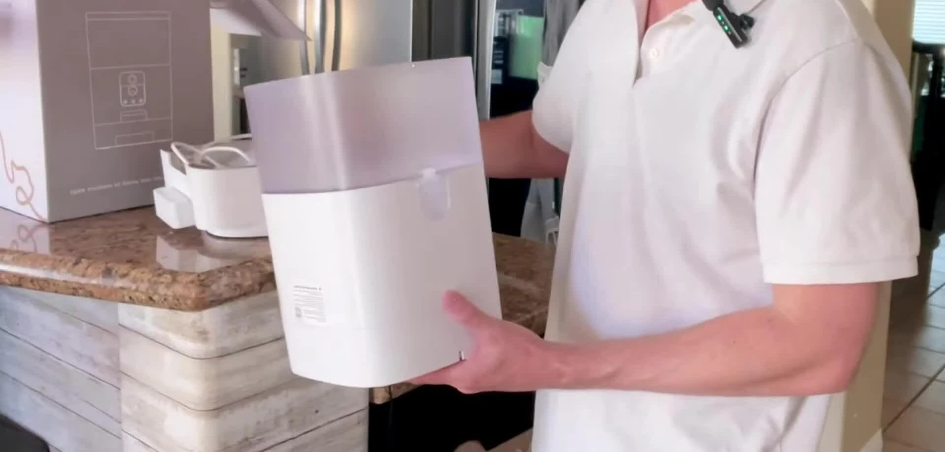 Unboxing the Javiscam pet feeder, showing the contents.
