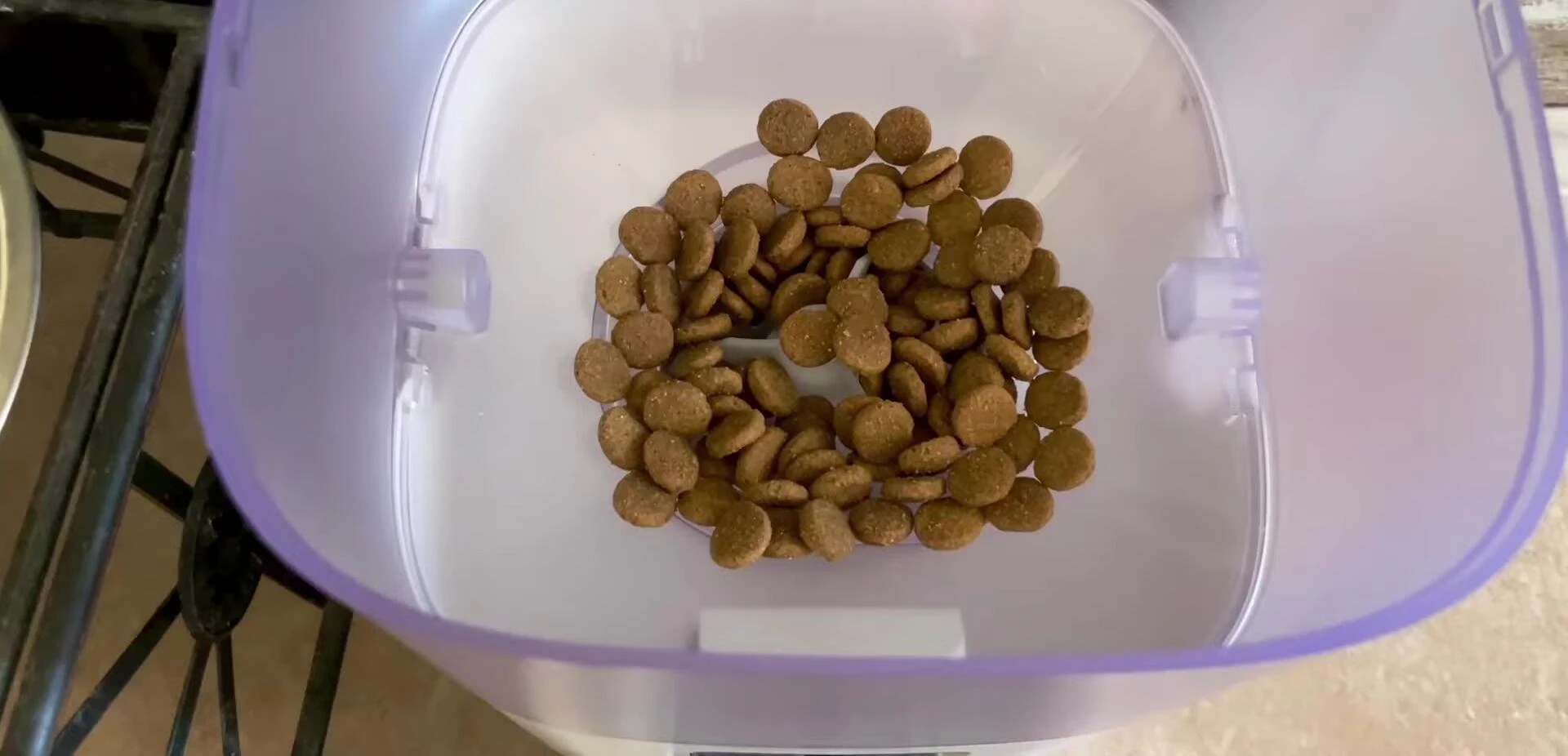 Footage showcasing the smooth dispensing of food.