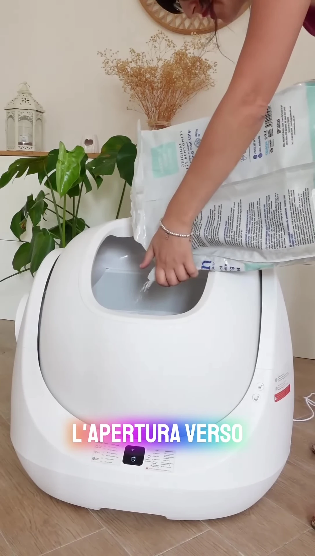Upward-facing opening for easy litter refilling.