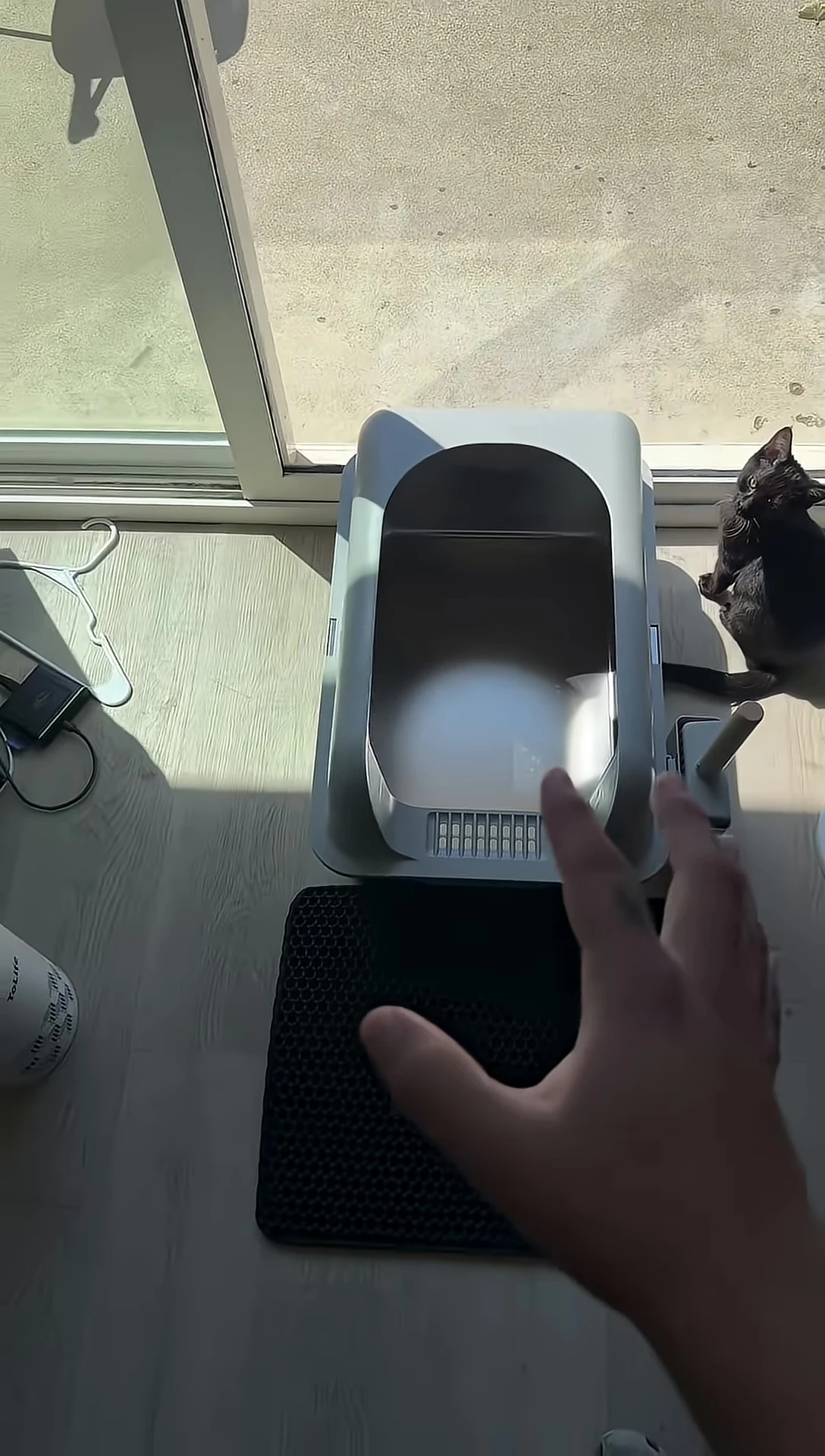 The stainless steel litter box