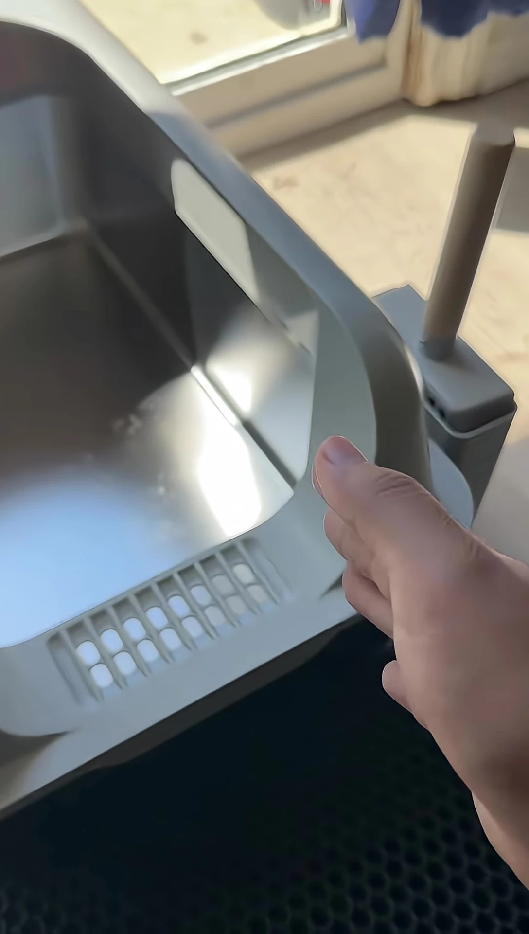 Close-up of the high walls of the litter box