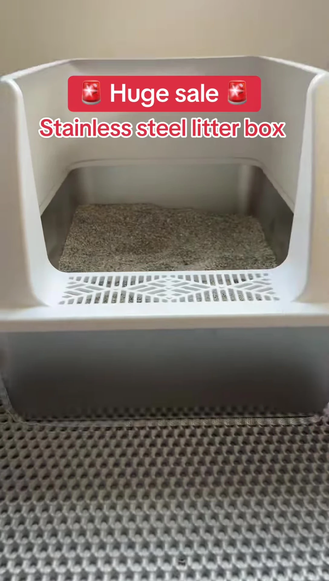 Showing the low entry point of the litter box