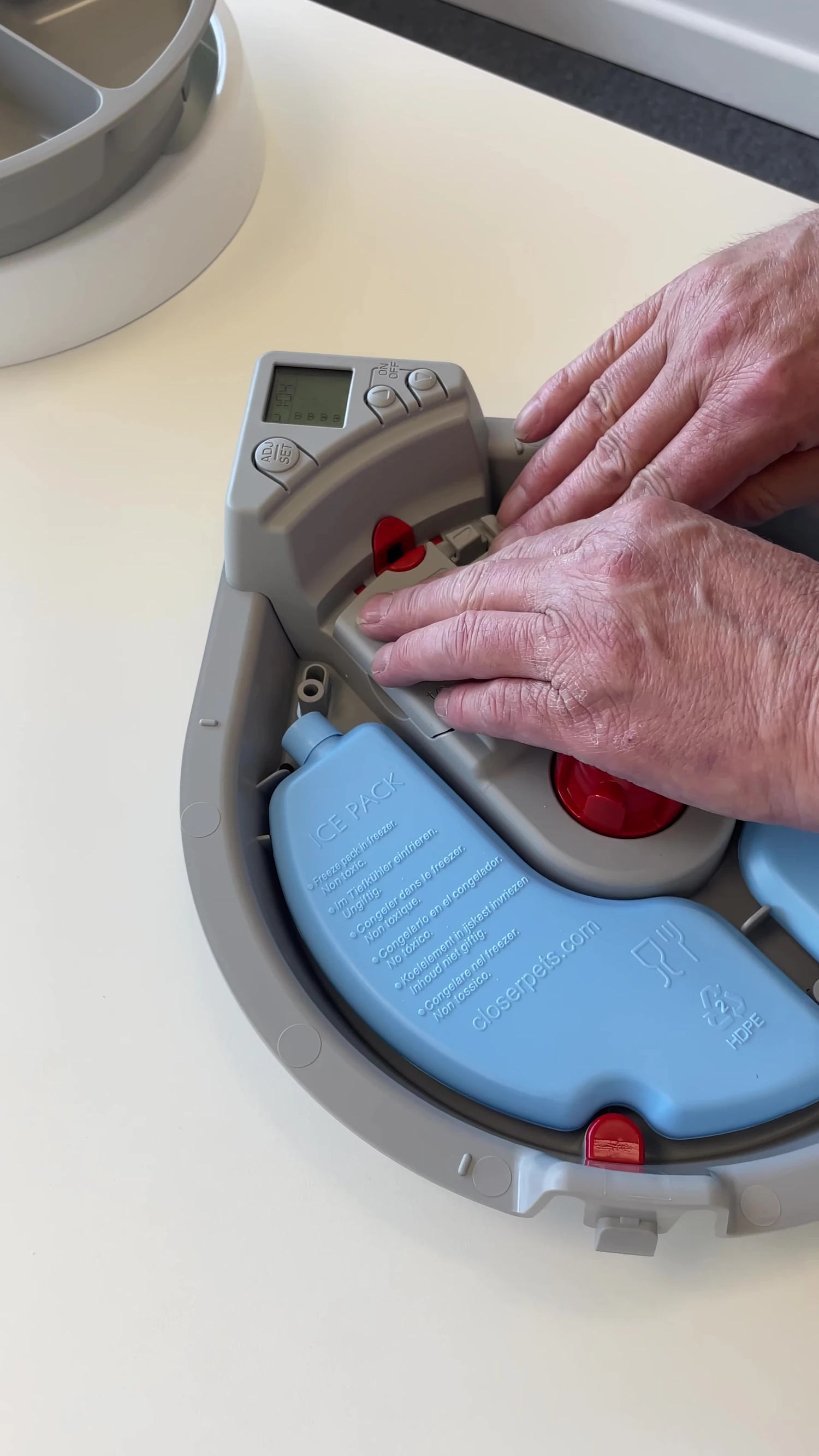 Replacing the battery compartment cover